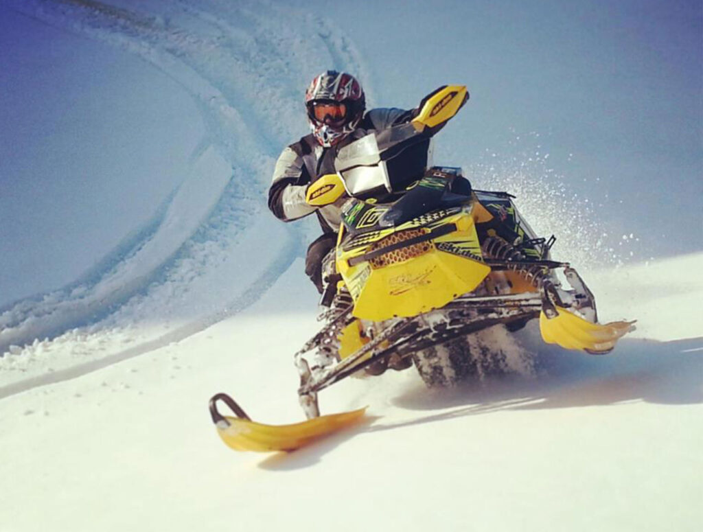 KÕIGILE TÕELISTELE MOOTORKELGUHUVILISTELE, KES OMADE SAANIDEGA ELAMUSI OTSIVAD. EKSKLUSIIV Nautige talve – talv on lühike ja kvaliteetsed sõidutingimused on muu